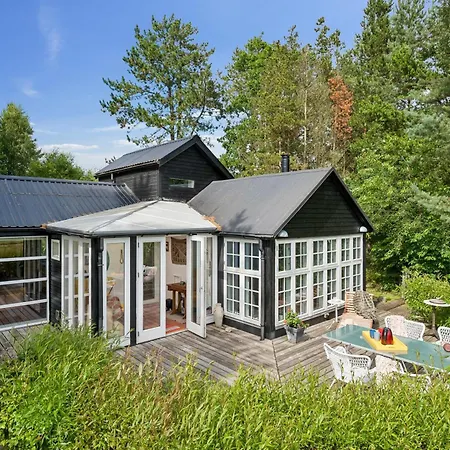 Well-located Offering Peace, Nature And Spacious Outdoor Areas